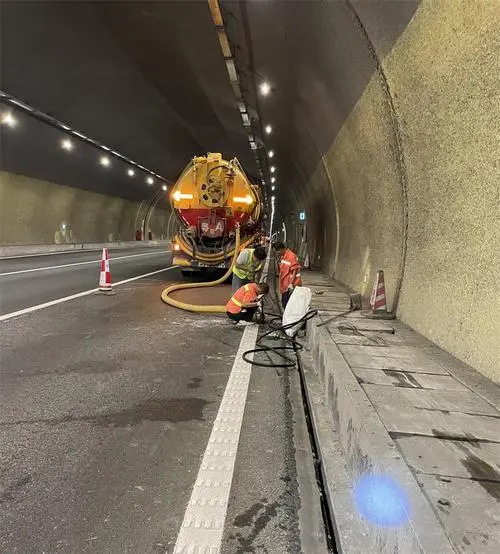 垫江隧道排水渠清淤